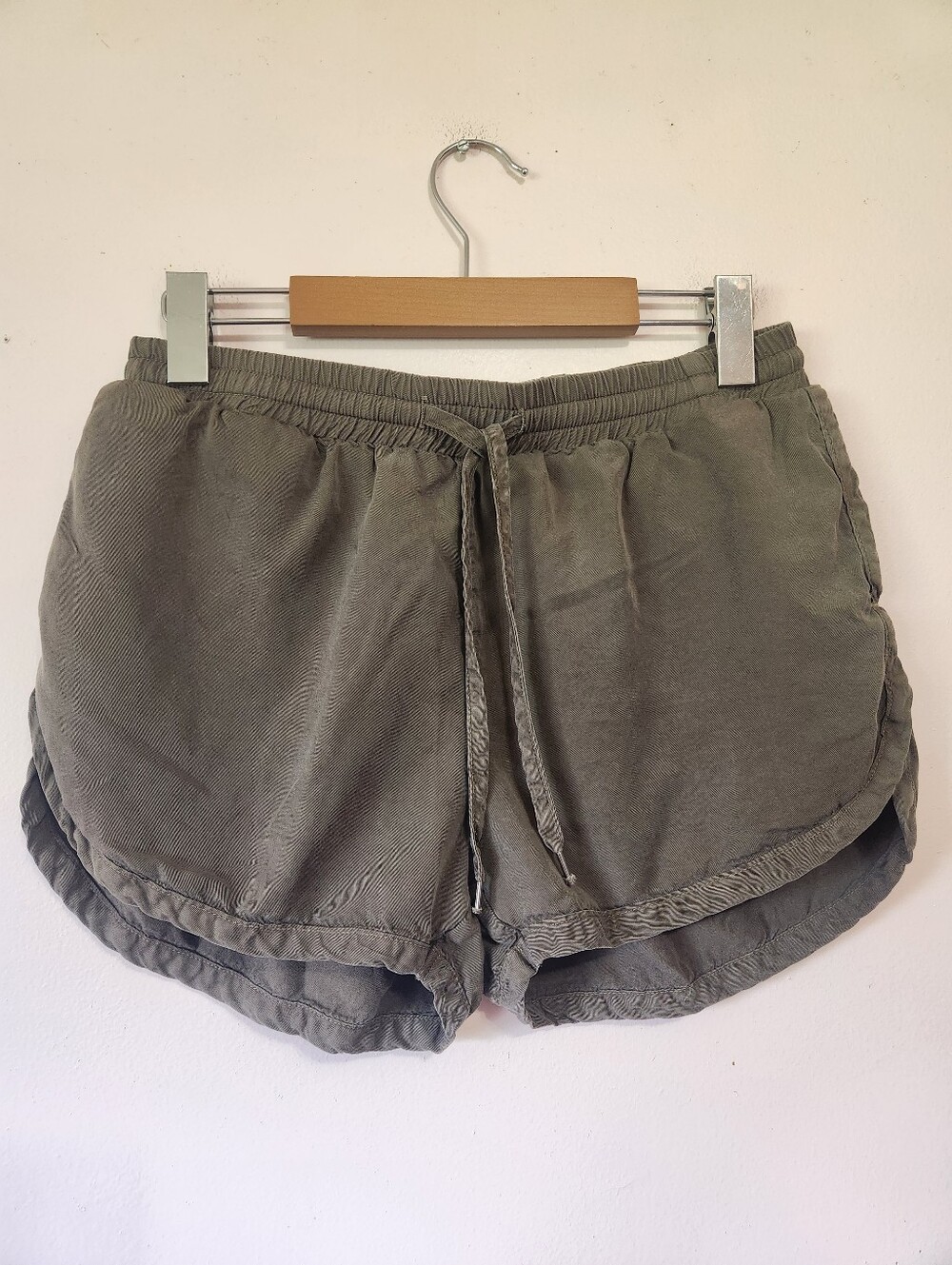 Love Tree Olive Green 100% Tencel Shorts Lightweight Elastic Waist Size M EUC